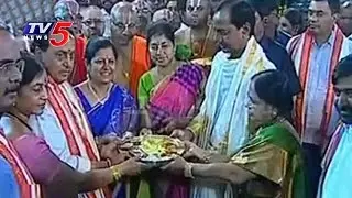 CM KCR Attends Yadaadri Brahmotsavalu | Grand Welcome To KCR's Family | TV5 News