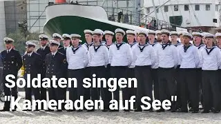Rekruten singen die Hymne der Deutschen Marine 