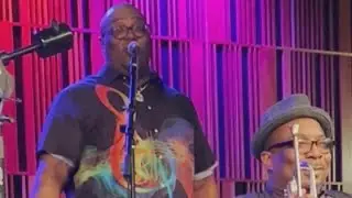 Ronell singing 