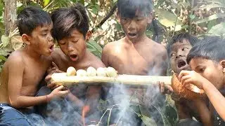 Primitive Technology Kh-wow! Five ethnic boys walk in the forest and met 5 eggs-Village Plus