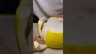 Teknik cerdas mengupas kulit buah jeruk jumbo dengan mudah #shorts