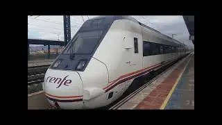 Estación de San Isidro - Albatera Catral y Tren Media Distancia Serie 599 con destino Murcia. 