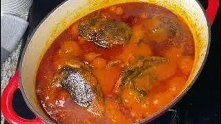 КАК ПРИГОТОВИТЬ ТУШЕНОЕ БЛЮДО ИЗ ПОМИДОРОВ С ПАЛЬМОВЫМ МАСЛОМ И КОПЧЕНЫМ СОМОМ | ПРОСТОЕ И НАСЫЩЕ...