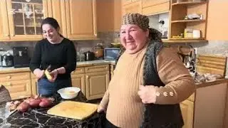 Liza in Spatele la fiecare vlog postat de tanti Maria din Strehaia 
