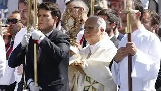 Unpublished image of a Pope carrying the Corpus Christi monstrance in Madrid