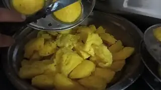 Ghar M banai yellow idli