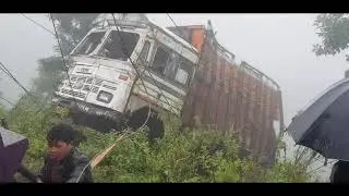 fully loaded truck accident recovery by 4 recovery van