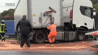 20.10.2021 - VN24 - Грузовик проскочил через центральный барьер на автостраде A1