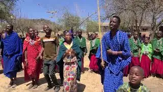 Eliuruma  lotii akitumbuiza mbuyunii 