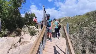 Wanderung an der Costa Blanca: Spektakul&auml;rer Holzsteg &uuml;ber Stausee f&uuml;r ganz Schwindelfreie.