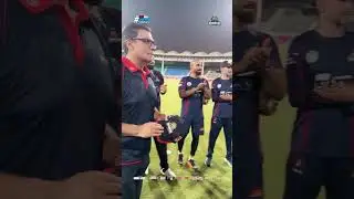 Captain David Warner receives his debut cap from the team owner Mr. Salman Iqbal 🙌 💙 #YehHaiKarachi
