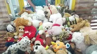 jugando al paokai aic fun box maquina peluchera en el bazar Conchal&iacute;