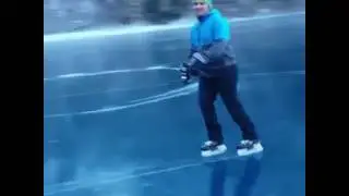 Schwarzeis und Schlittschuhlaufen auf dem Oeschinensee oberhalb von Kandersteg