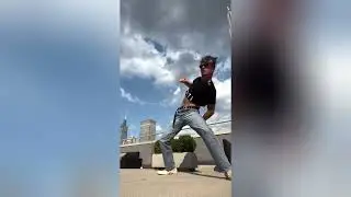 Ник Поли танцует для Дэдпула