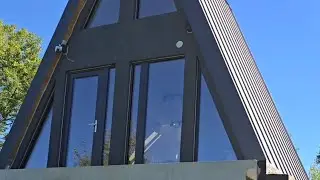 10-15 mii o căsuță A-frame?🤣🤣🤣 Nu îți ajung nici de fundație.