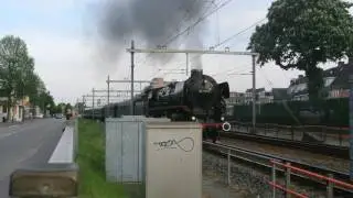 Stoomtrein van de  Stoom Stichting Nederland bij de kleine spoorbomen in Hilversum 17-05-2017.