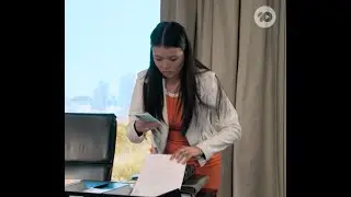 8918-2 In Paul’s office with Abigail colouring in - Sadie takes a screenshot of Caras resume.
