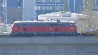Da wird eine Baumaschine bwegt: 218 495 mit Gleisstopfmaschine &uuml;ber das Viadukt Stuttgart-M&uuml;nster