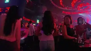 芭提雅好莱坞夜店内漫步一游。