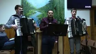 Un grupaj de cântări-„tinerii de la Livada”