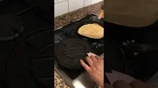 Chapati in tortilla press, roti maker, ghadichi chapati, cast iron UNO CASA ,puffed chapati in press