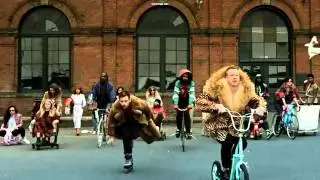MACKLEMORE & RYAN LEWIS - THRIFT SHOP FEAT. WANZ (OFFICIAL VIDEO)