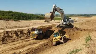 Liebherr 984 loading Caterpillar 773