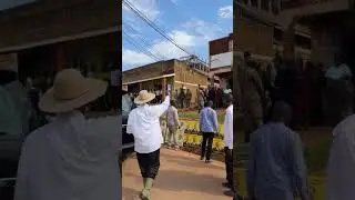 He WAVED to the crowd #museveni