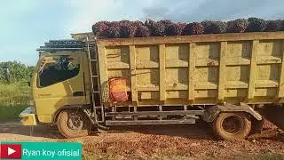 Muatan full jalan jelek merayap canter