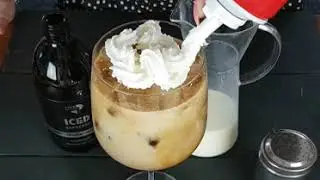 En stor ICED espresso iskaffe - med fl&oslash;deskum