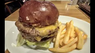MOS Premium : Triple Beef Patty Hamburger