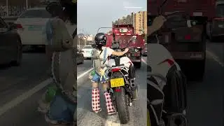 Her Feet Can’t Reach—So She Uses This Clever Technique 😳 #petiterider #advbike