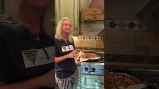 Тереза ​​демонстрирует свою последнюю пиццу с мясом, приготовленную с использованием теста Rosett...