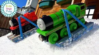 Thomas the Train Snow Races | Kids Toys Play Downhill Racing