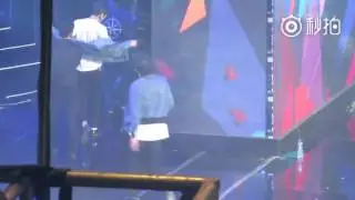 160409 Yixing  collapsed  after EXO performance  at 16th  Chinese Music chart Awards