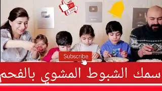 عراقي يأكل بشراهة سمك مشوي بالفحم