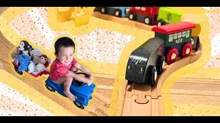 G&uuml;ven spielt mit Holzeisenbahn f&uuml;r Kinder // play with Train for KIDS