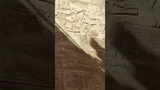 Рамсес II на троне с Богиней Верхнего Египта - Нехбет и Богиней Нижнего Египта - Уаджит. Храм Карнак