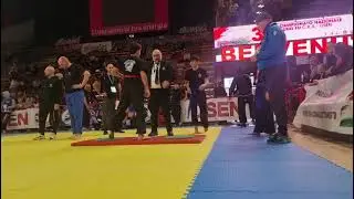Finale 1&deg; round Tui Sho a piedi fissi maschile 13/15 anni 50/55 kg vinto da Mario (sx)