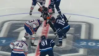 Jonathan Toews' first shift in over TWO YEARS! 💙🤍