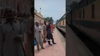 One of the Best Train of Pakistan,8dn Tezgam Express arriving Gujranwala Railway Station