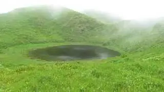Freier Blick auf einen wolkenlosen Kratersee - f&uuml;r wenige Sekunden!