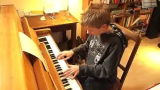 Joshua spielt die Jagd am Klavier