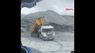 Kağıthane'de hafriyat kamyonunun damperi b&ouml;yle devrildi