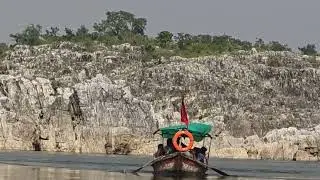जबलपुर संगमरमर चट्टानों नाव की सवारी।  Jabalpur Marble rocks boat ride.