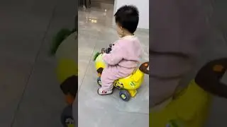 Huile 4-in-1 Banana Walker, a walking aid for 1-year-old babies. It can be used for sitting and