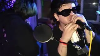 Floats - UFO live in CDMX Loner Seth plays guitar really drunk and he doesn&rsquo;t know how to play it 