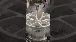 High-speed chip processing of automobile wheel hubs!