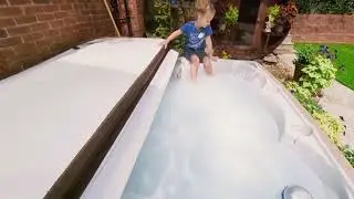 Essential Outdoor Hot Tub, 28-Jet Edgewater&reg; Hot Tubs, Seats 5-6