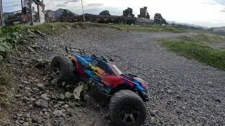 Test du traxxas rustler 4x4 vxl sur un pumptrack .